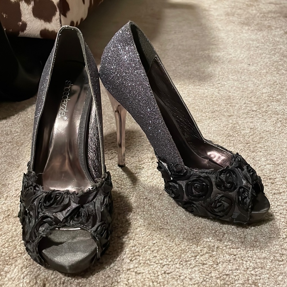 Gorgeous ribbon rose floret gray glitter stilettos